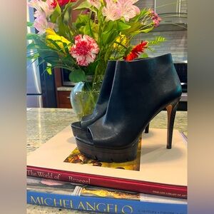 Striking 💥 BCBG Leather Open Toe Platform High Heel Lug Sole Bootie Sz 6.5